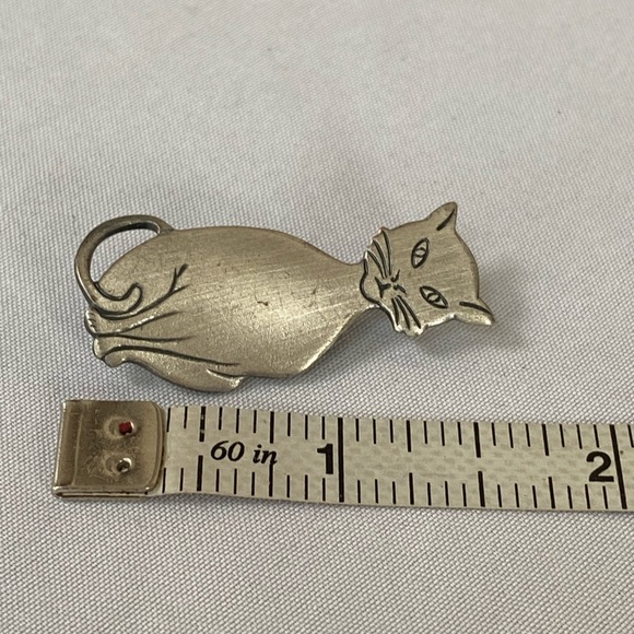 Interesting brushed pewter cat pin - Picture 4 of 4